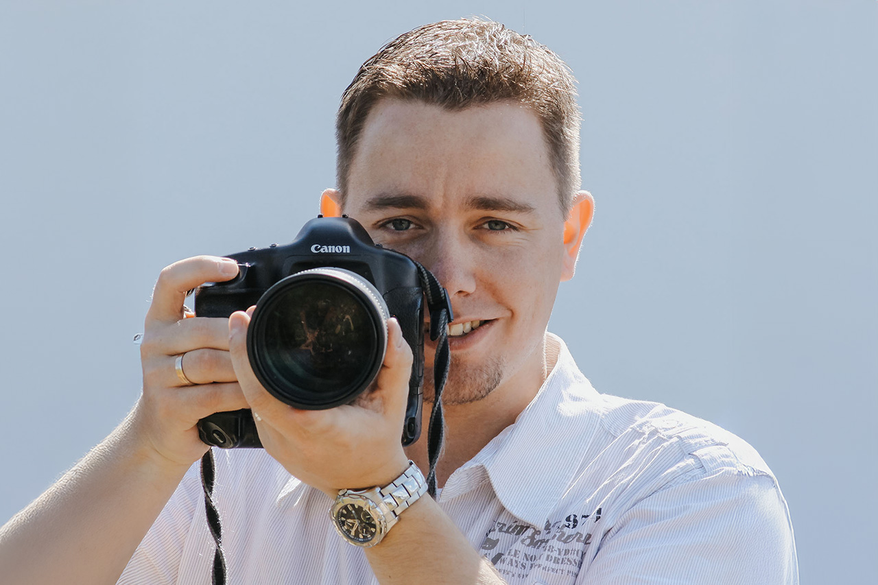 Silvio Luis mit Kamera – Kita- und Schulfotograf für Naumburg (Saale)