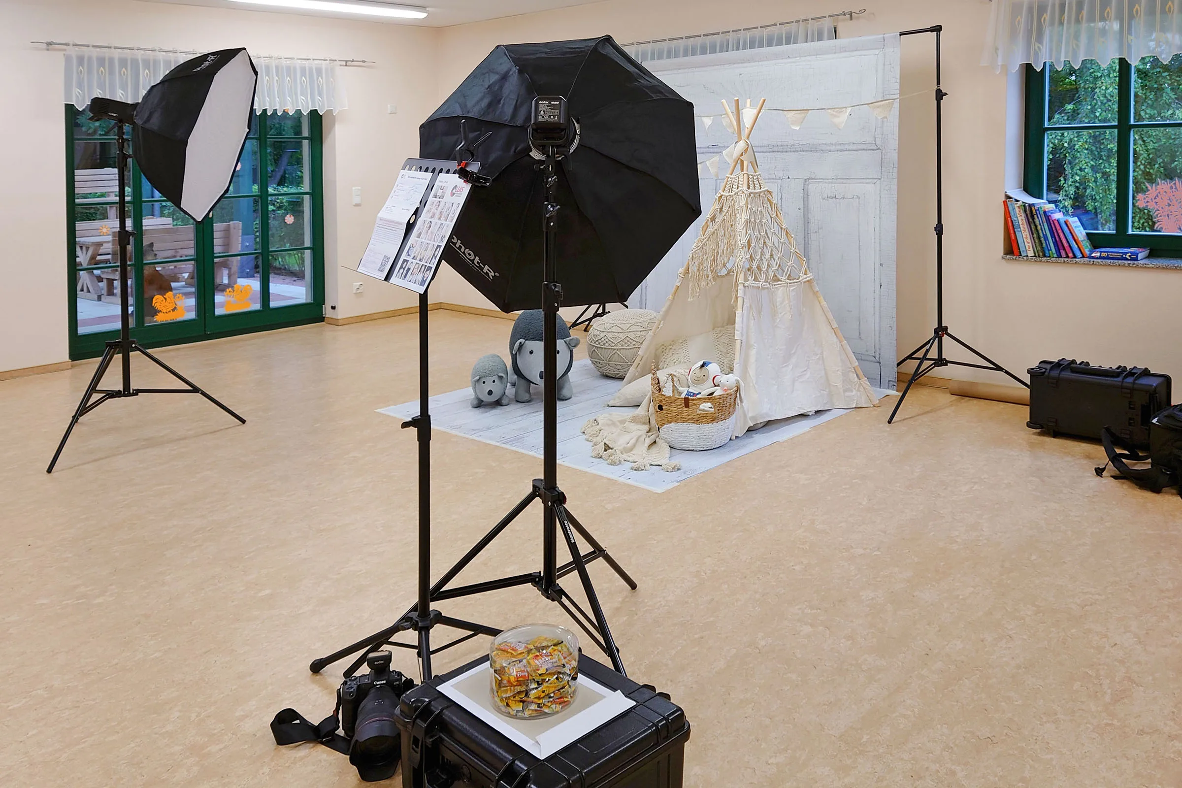 Mobiles Fotostudio mit Softboxen, aufgebaut in einem Gruppenraum – so sieht ein Kita-Fototag in Naumburg aus