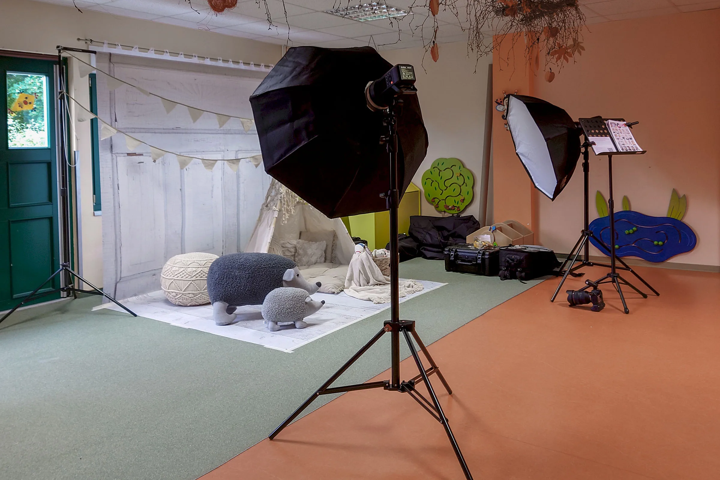 Aufgebautes mobiles Studio mit Licht und Hintergrund für den Kita-Fototag
