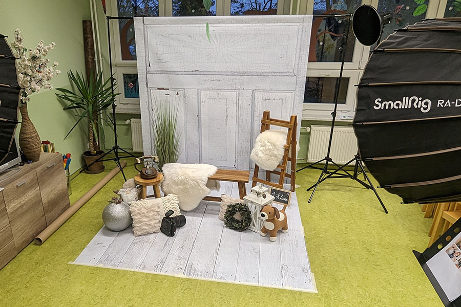 Helle Studiokulisse mit Requisiten für Porträts und Klassenfotos an Grundschulen in Roßleben-Wiehe