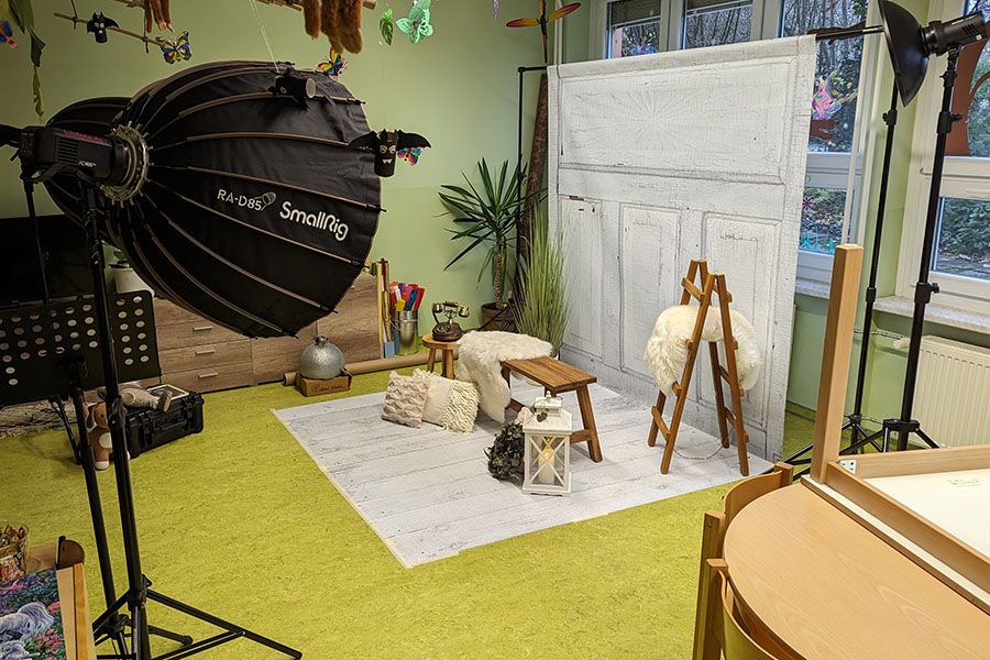 Mobiles Fotostudio mit weißer Kulisse – Ablauf eines Kita-Fototags im Seegebiet Mansfelder Land