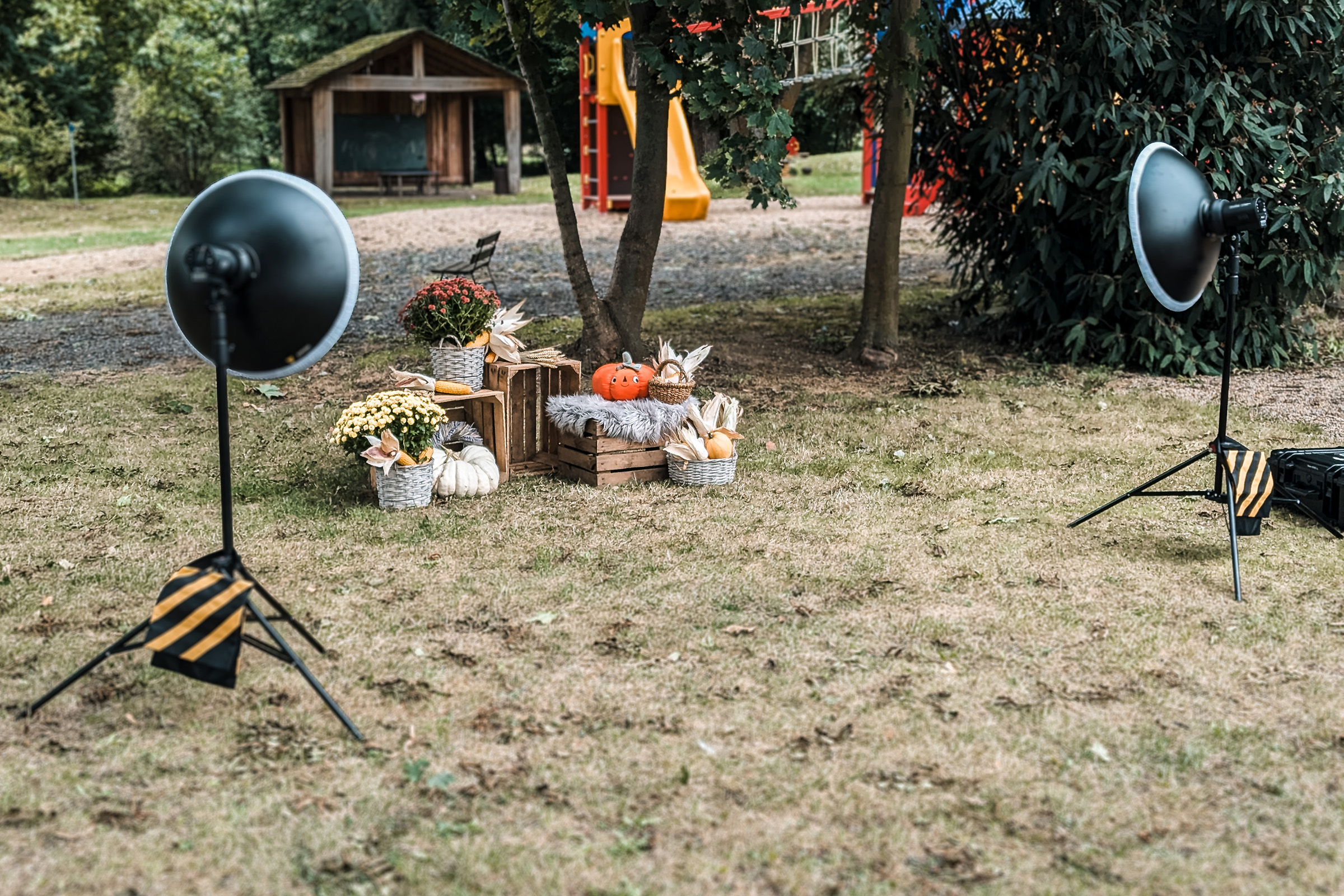 Fotokulisse mit Studioblitzen im Freien – Ablauf eines Kita-Fototags in Artern
