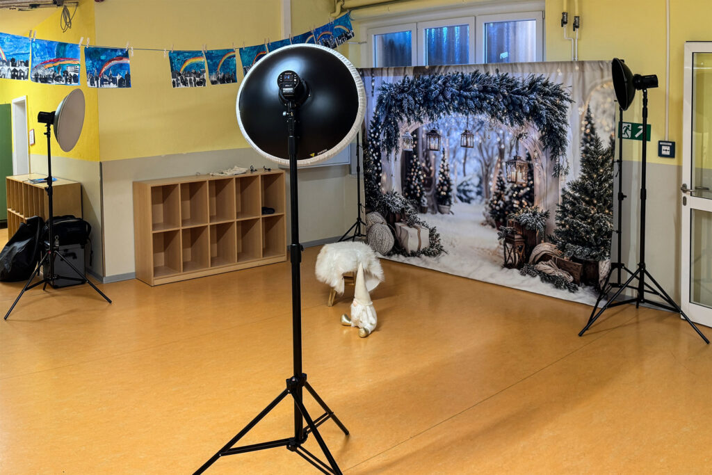 Weihnachtliches Setup in einer Grundschule