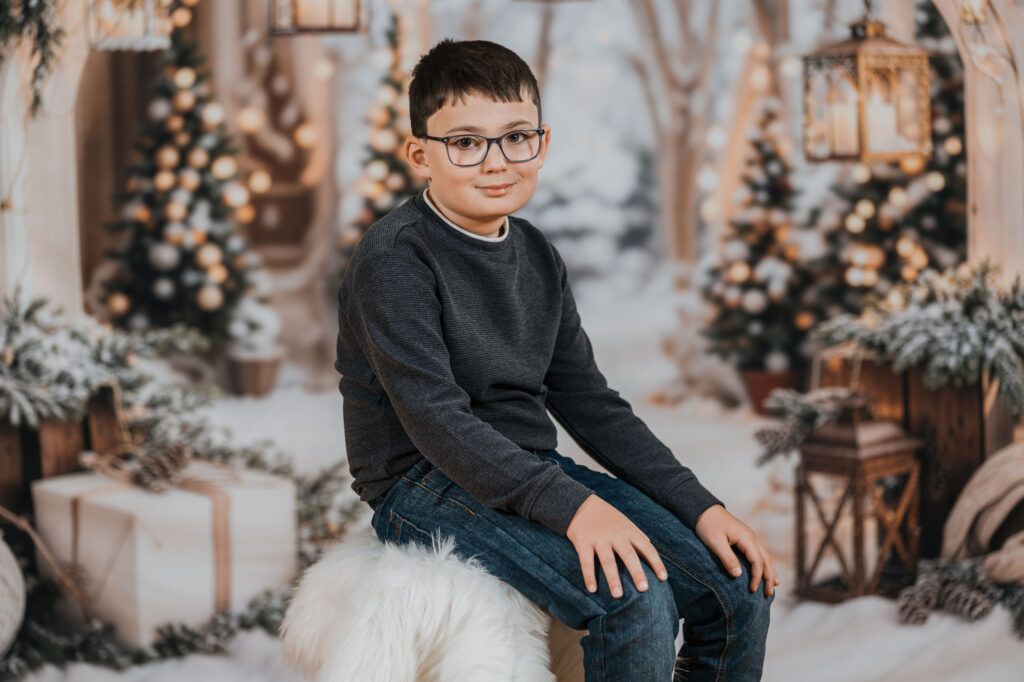 Kita Fotograf Symbolbild: Kind vor weihnachtlicher Dekoration.