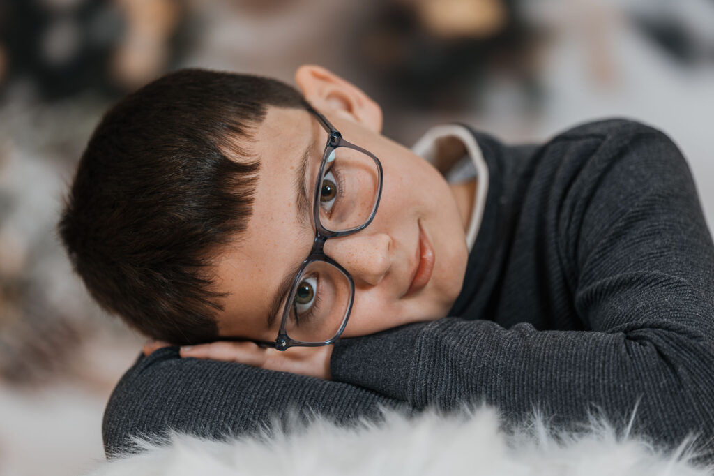 Kita Fotograf Symbolbild: Kind vor weihnachtlicher Dekoration.