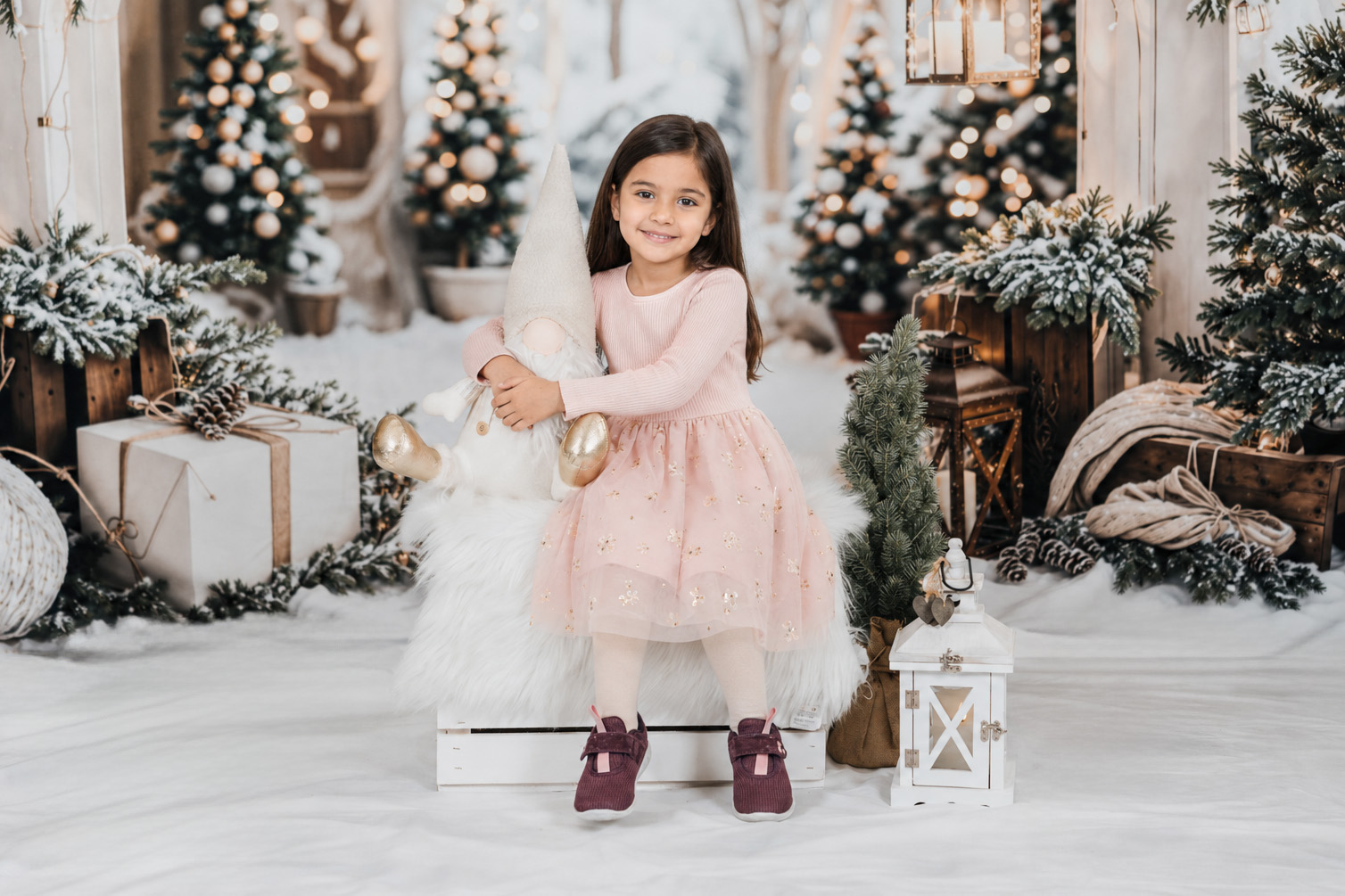 Weihnachtliches Kinderporträt im Studio-Set – Beispielfoto vom Kita-Fotografen für Eisleben