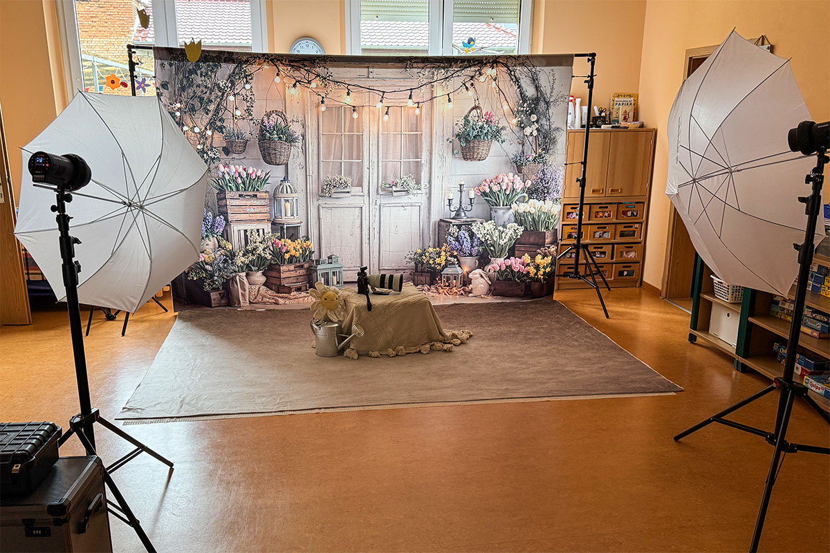 Mobiles Frühlings-Fotostudio mit Blumenkulisse für Kita-Fotos in Eisleben