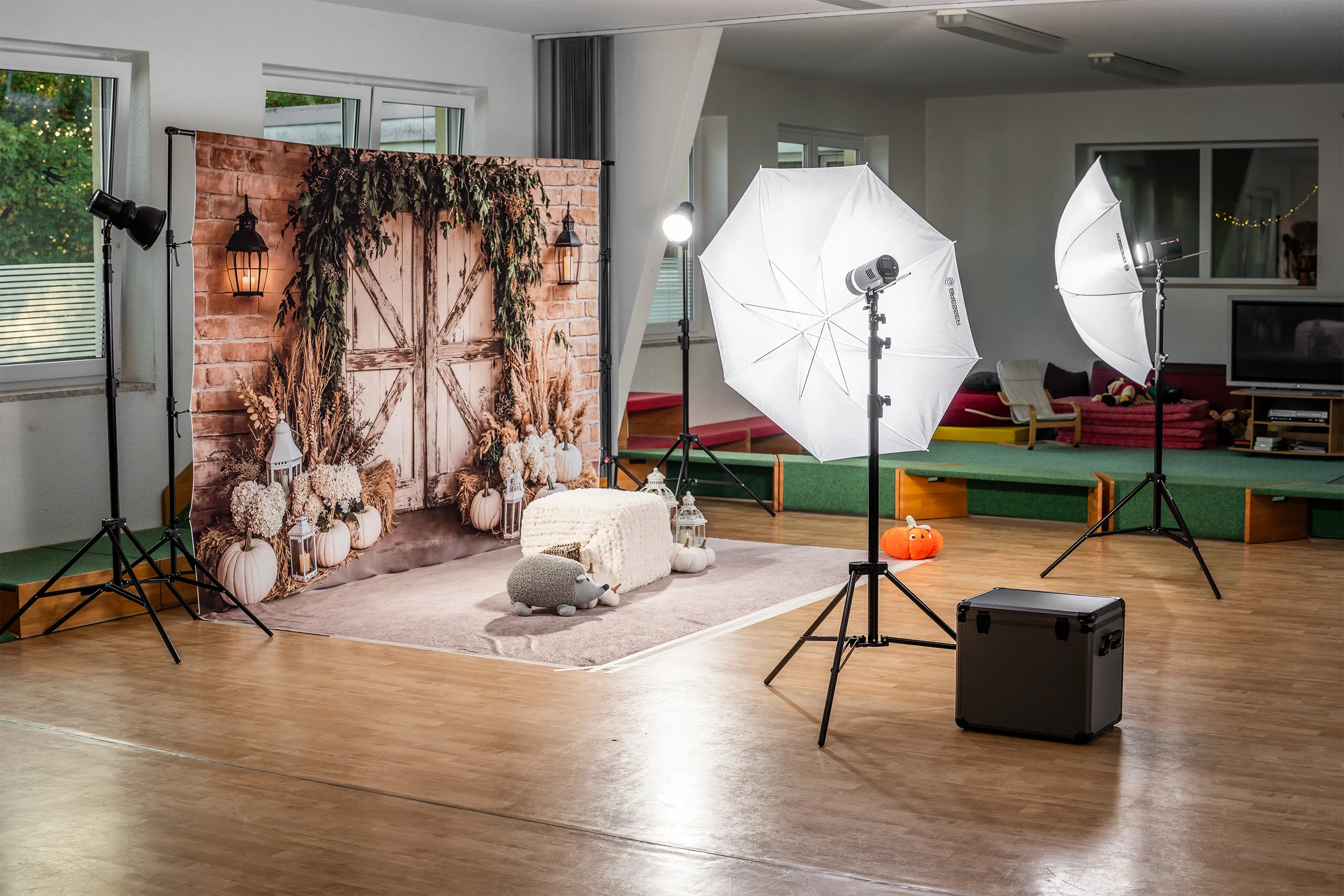 Mobiles Fotostudio von KitaSternchen, aufgebaut im Gruppenraum einer Kita