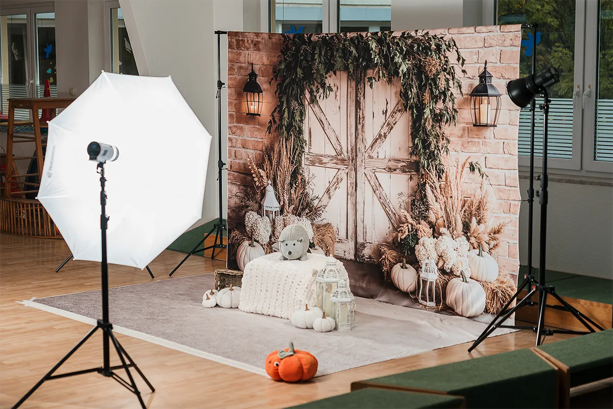 Herbstliches Studio-Set für Schulporträts und Klassenfotos an Grundschulen in Artern