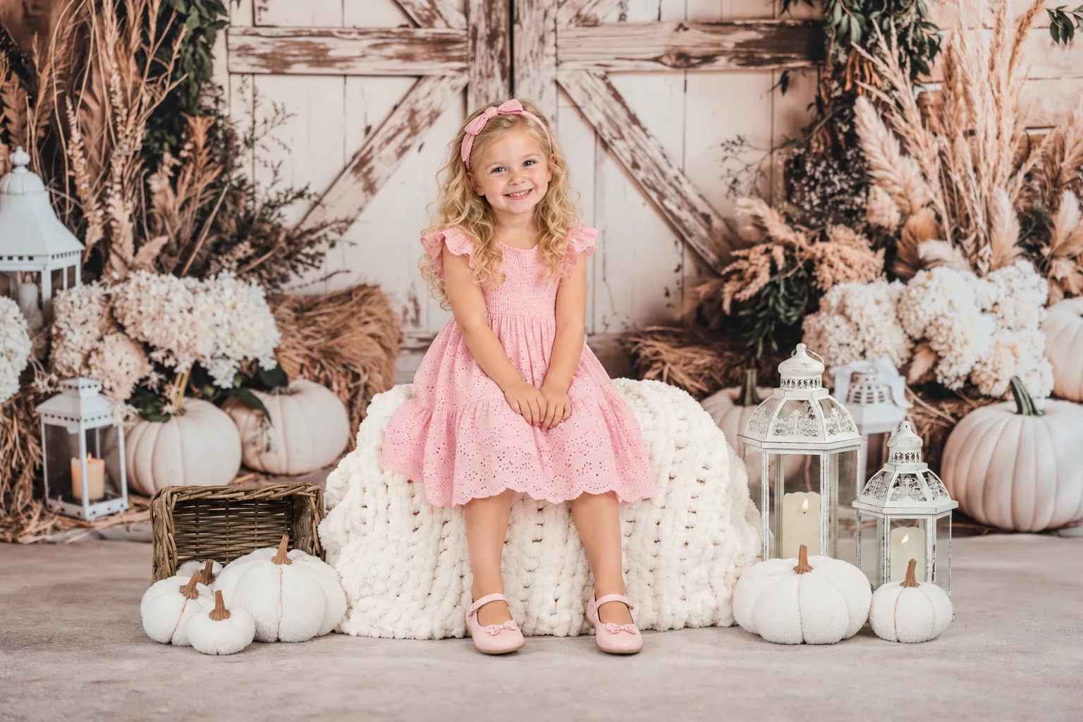 Kita-Kind im herbstlich dekorierten Fotostudio von KitaSternchen