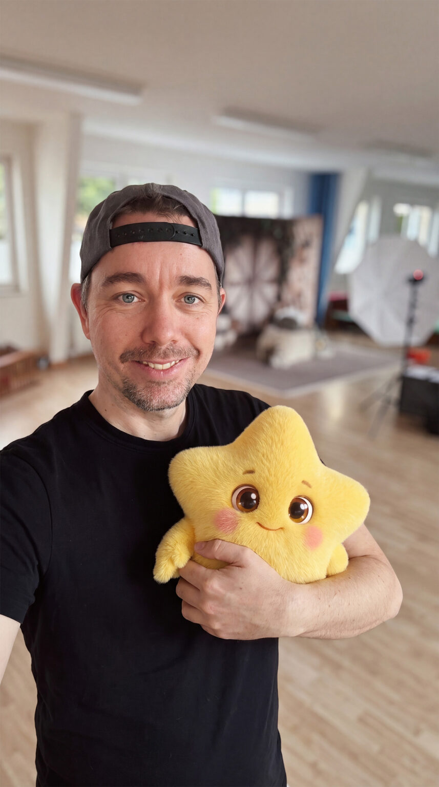 Silvio Luis – Kinderfotograf aus Farnstädt, mit dem KitaSternchen-Maskottchen im Arm